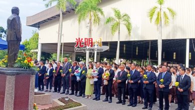 Photo of 新民独中献花仪式 缅怀已故蔡文庆捐校地贡献