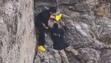 Photo of 环卫工受困数十公尺悬崖 “黄鞋侠”没绳索下崖救人