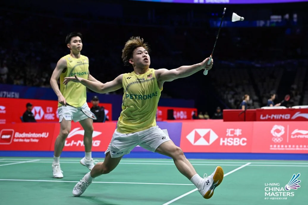 苏伟译（左）与戴伟钦以3局逆转战胜日本男双冈村洋辉与山下恭平，顺利报到次圈。（2026年中国羽球大师赛官方照片）