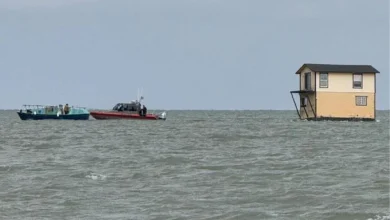 Photo of 船只拖两层楼房屋渡海   警称事主帮朋友搬家没违法