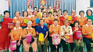 Photo of 太平华人文协中秋晚会 李永球月琴演绎《郎叮当》