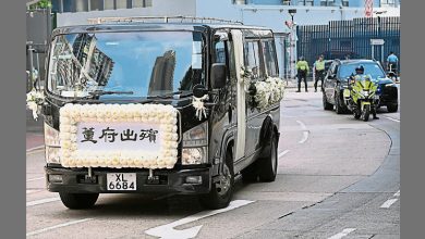 Photo of 港首任特首董建华举殡 灵柩盖国旗高官送别