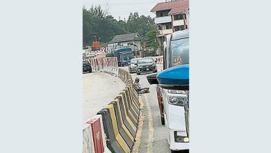 Photo of 繁忙车道老汉路中坐 途经车主捏把冷汗