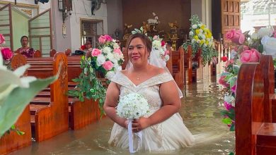 Photo of 洪水挡不住爱 新人坚持泡水完婚