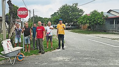 Photo of 谢保恒接村民反映 拨款画路线设交通标志