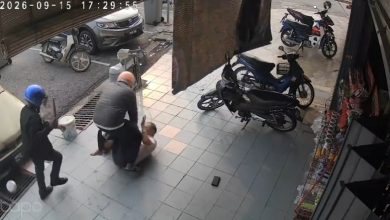 Photo of 视频〡2匪持刀抢劫 商人奋力反抗保住钱财