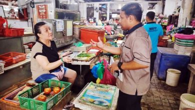 Photo of 槟市厅官员派传单 宣导民众勿喂食鸟类