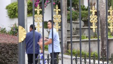 Photo of 【纳吉居家服刑】前助理现身纳吉私邸 向媒体及支持者派水