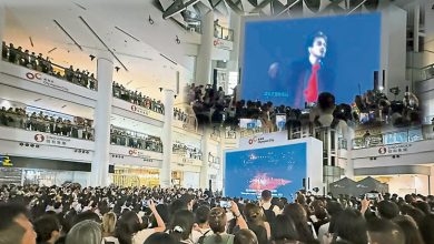 Photo of 张国荣70诞辰 商场大荧幕播演唱会 粉丝挤爆3层楼缅怀