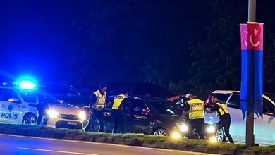 Photo of 逃无可逃! 匪车卡车龙 警员冲下车制伏