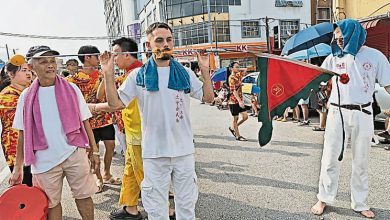 Photo of 【太平古武庙斗姥宫游行】3年前接触九皇信仰 法国人穿针过火路
