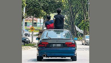 Photo of 2男坐车顶游车河 警追查涉事者助查