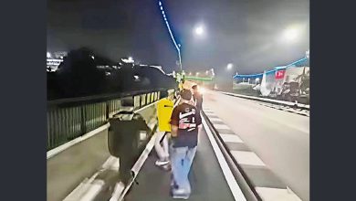 Photo of 少年夜晚路上玩滑板 惊险行径引议