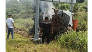 Photo of 疑爆胎失控撞柱 罗里司机夹毙