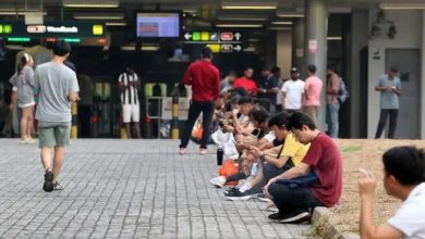 Photo of 公众忧卫生安全! 烟民排排坐吞云吐雾 地铁站外烟蒂遍地
