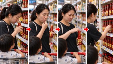 Photo of 妇女带孩子逛超市坏示范 开瓶闻 手指沾酱试吃