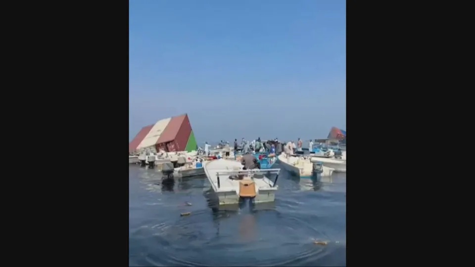 狮城货轮在霍尔木兹海峡起火沉没 英揭大量新iPhone浮海面被捡视频由AI生成