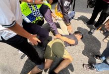 Photo of 货卡闯红灯逃避警追捕 撞路肩后司机弃车而逃