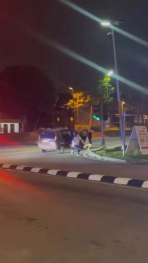 数警车凌晨追捕Alza， 司机情急下弃车逃， 数名乘各也火速四散逃亡