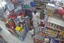 Photo of 中国妇女逛超市尿急   竟当着年幼子女面前就地小便    一度吓得孩子倒退多步