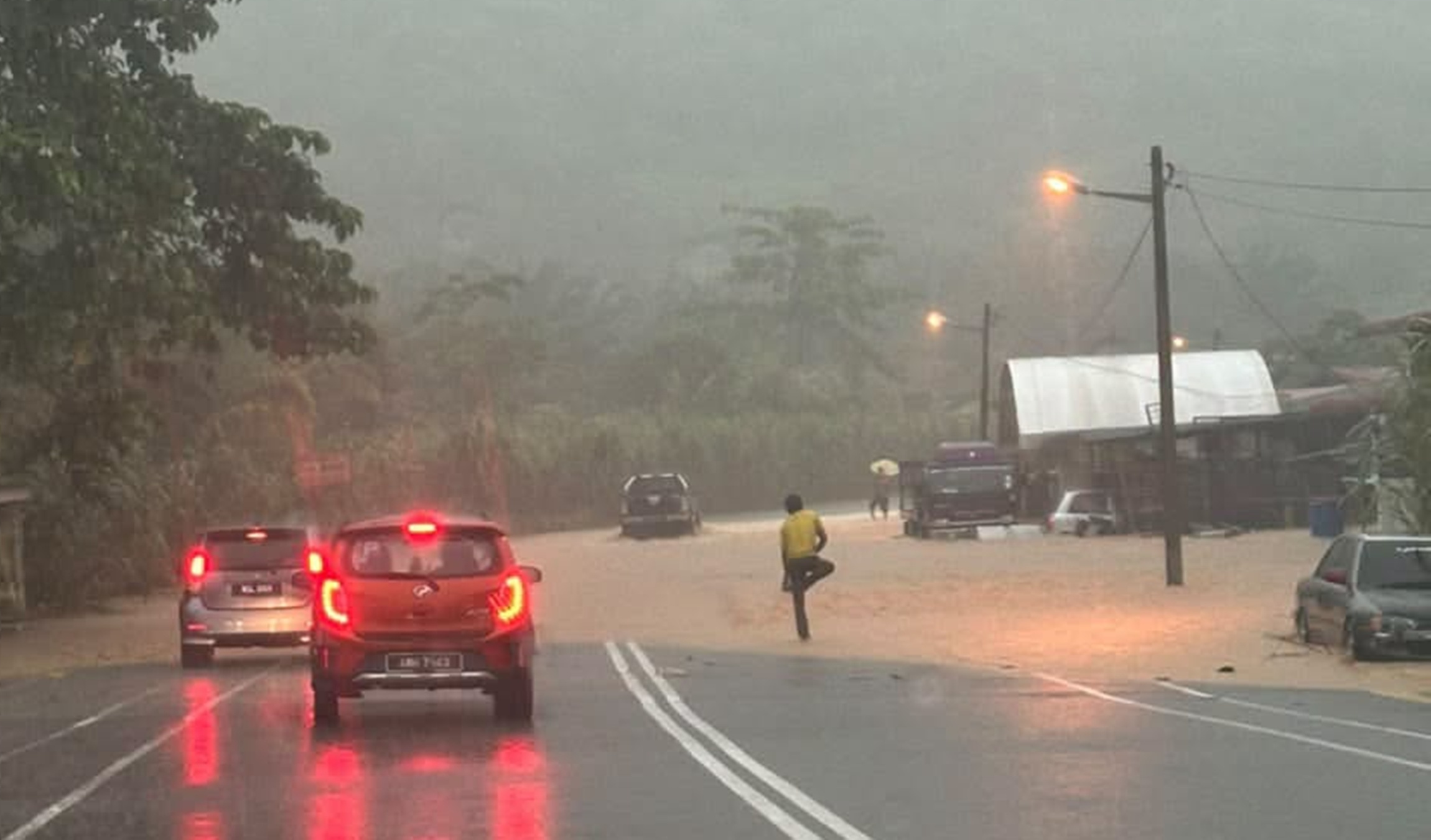 豪雨致古邦巴素多地淹水 27户受影响水位逐渐下降