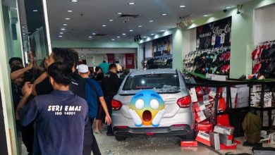 Photo of 泊车疑踩错油门 轿车猛撞运动店