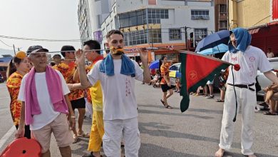 Photo of 法国男迷上九皇爷文化 挑战穿针过火路