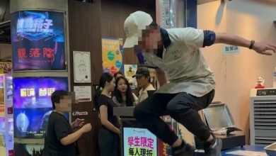Photo of 女顾客拒排队还出言辱骂 男店员竟跳出柜台追打