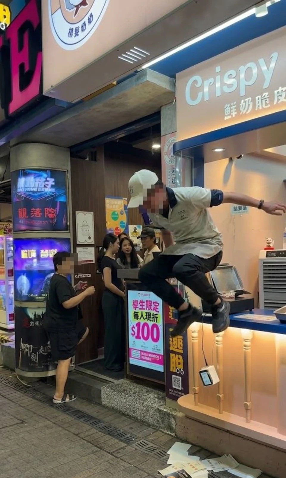 女顾客拒排队还出言辱骂 男店员竟跳出柜台追打