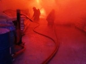 Photo of 峇都喼油漆厂凌晨失火 30%厂房烧毁 无伤亡