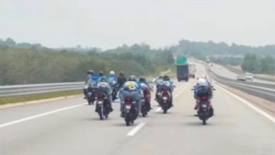 Photo of 被鸣笛警告也不理 骑士“超人式”骑行堵路