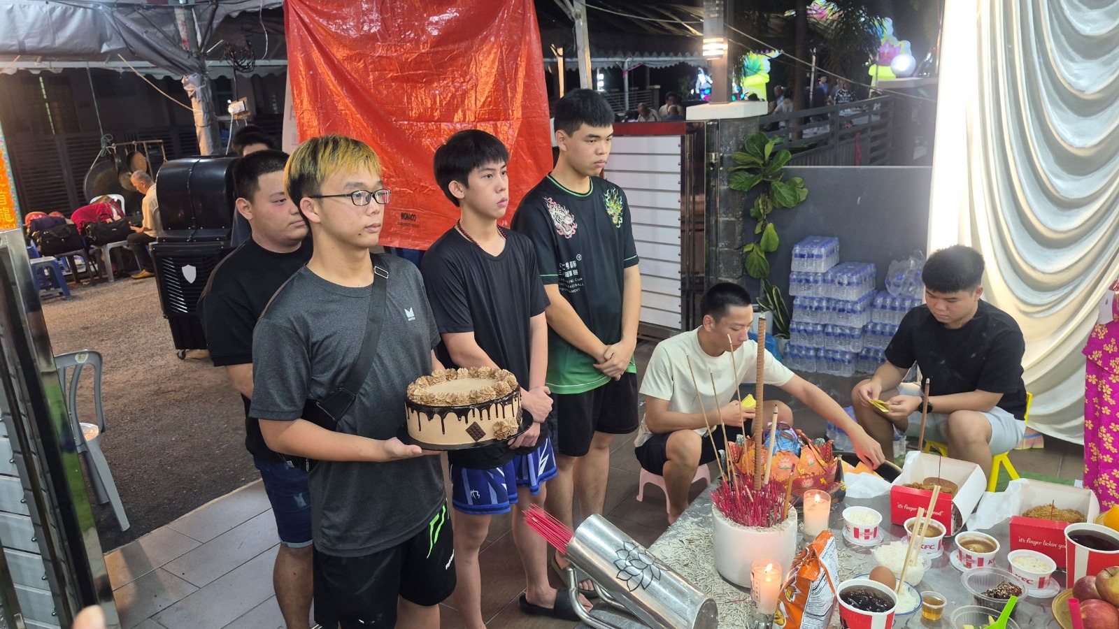 【大旗鼓队触电少年抢救8天离世】来不及过16岁生日 朋友送蛋糕悼念许志康