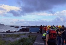 Photo of 吊车遭大浪卷落海 司机不知所终