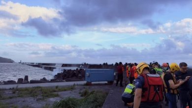Photo of 吊车遭大浪卷落海 司机不知所终