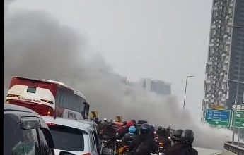 Photo of 大道浓烟密布 轿车骑士纷停车 警:路灯起火