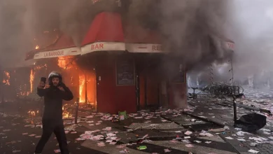 Photo of 法国大规模示威爆警民冲突 示威者纵火 警方捕270人