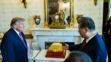 Photo of 【白宫发布花絮照】特朗普展示《独立宣言》 习近平赠金太和殿模型