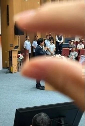借位拍赖清德“捏头照” 中国交换生遭台驱逐出境