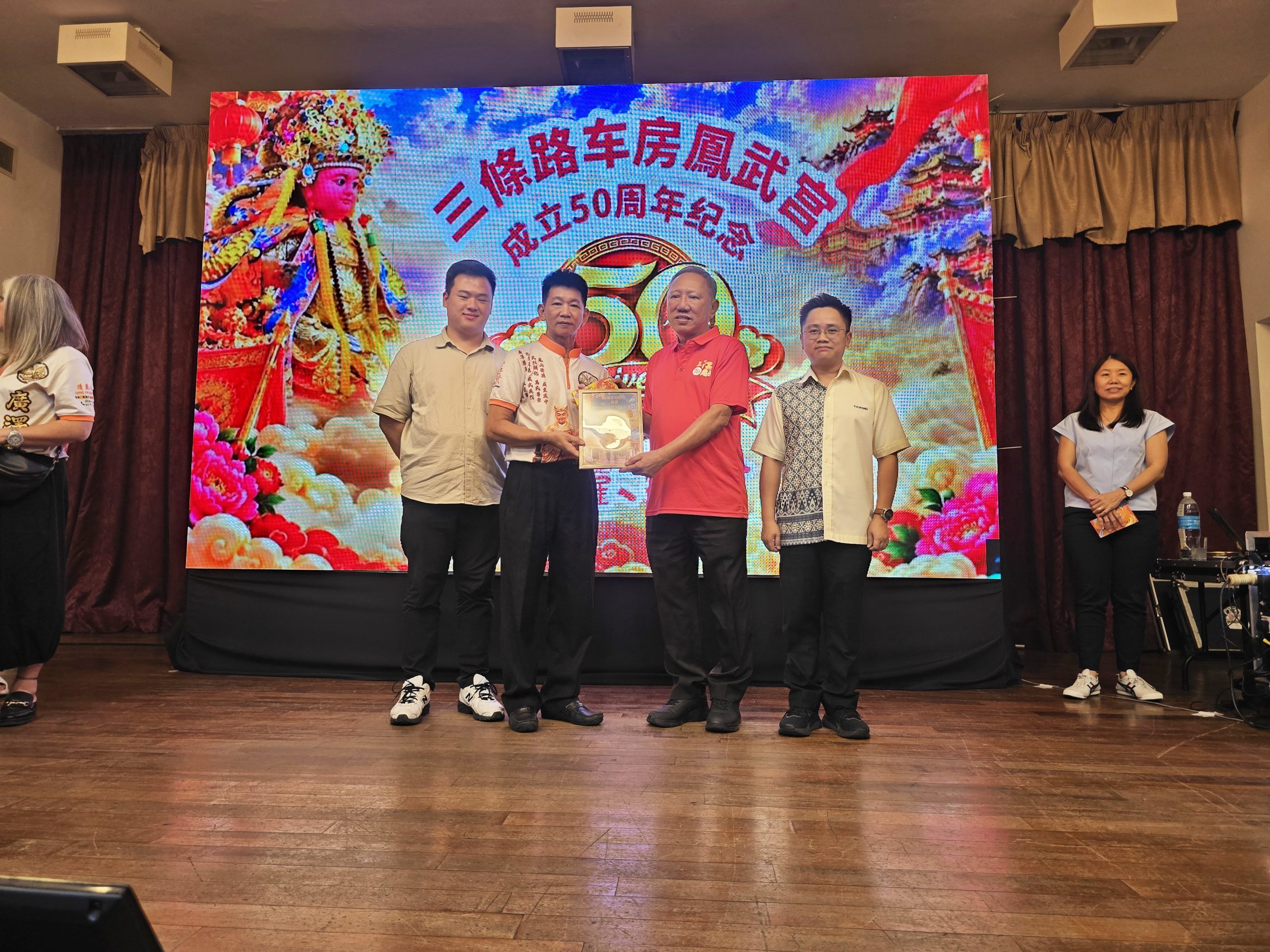【三条路车房凤武宫庆50周年】王宇航：二与三条路之间后巷 垃圾堆清除不久又现