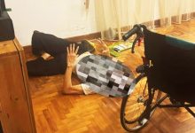 Photo of 男子虚弱倒卧屋内 消防员破门救人