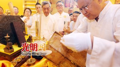 Photo of 超过200年历史 香港巷斗母宫展出 六代九皇爷符籙木雕版