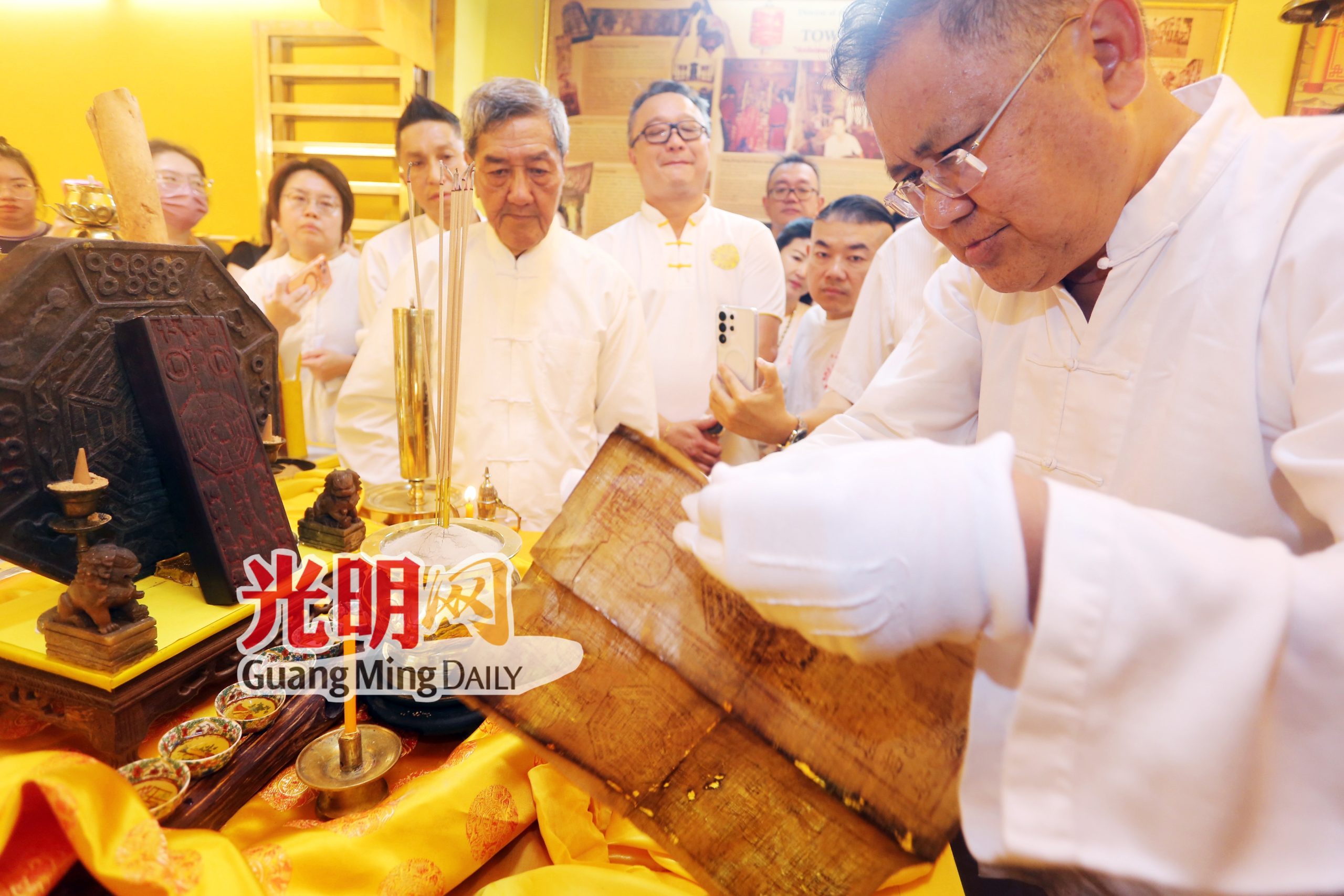 超过200年历史 香港巷斗母宫展出 来看六代九皇爷符籙木凋版