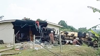 Photo of 巨响如地震! 罗里倒退猛撞民宅 母女惊逃