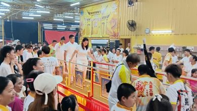 Photo of 乩童撒盐米洒花水 善信走天钉桥祈福
