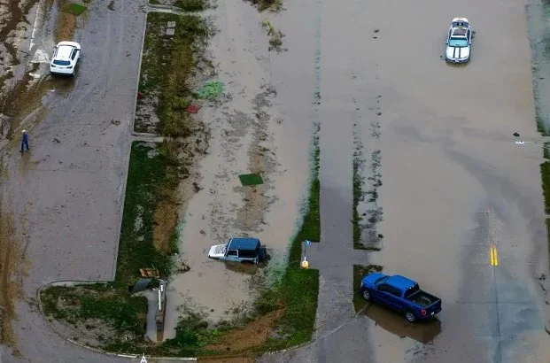 航拍照片显示,在内布拉斯加州林肯市,洪水淹没道路,多辆被遗弃的汽车浸泡在洪水中。(互联网照片)