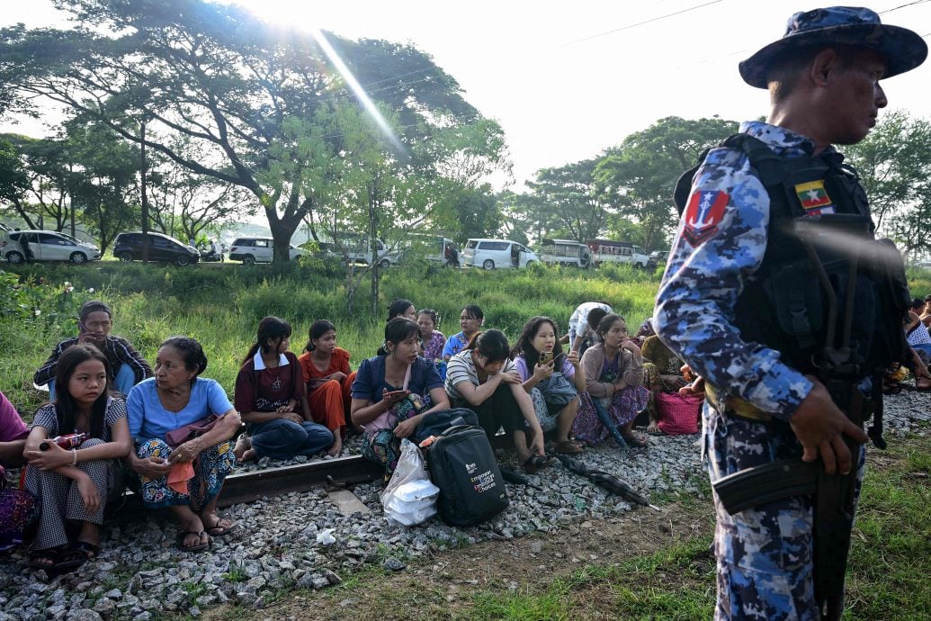 数百个家庭一大早在丹林的缅甸海军基地外等待接回亲人。(图:法新社)