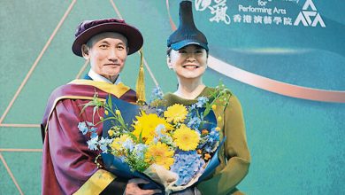 Photo of 导演徐克获演艺学院荣誉博士 林青霞惊喜送花祝贺