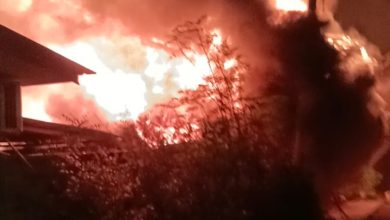 Photo of 甲抛峇底甘榜屋深夜大火 4户14人及时逃命